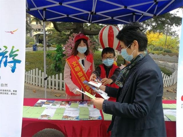 文明之光映照碧海藍(lán)天——青島以志愿服務(wù)譜寫(xiě)旅游新篇章