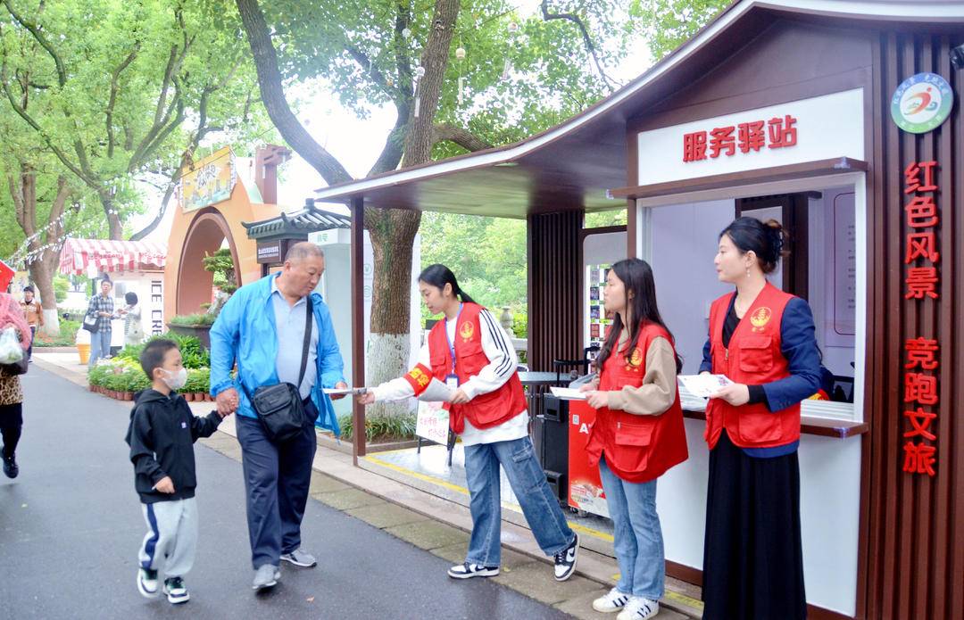 國慶假期，他們忙得不亦樂乎——鎮(zhèn)江志愿者開展文明旅游志愿服務(wù)